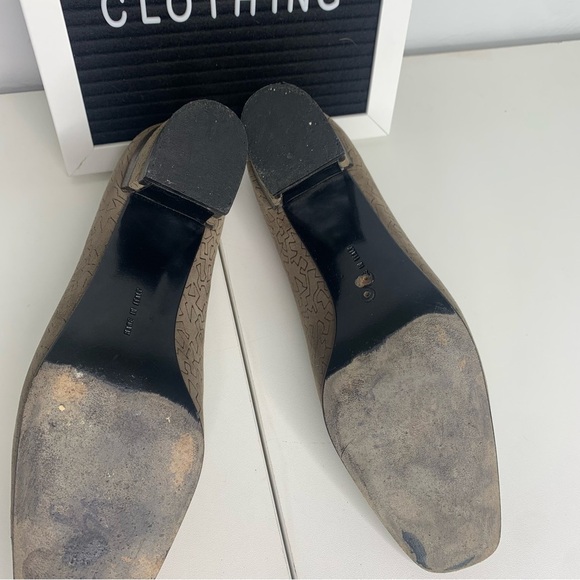 Salvatore Ferragamo Italian Women’s Taupe/Tan Low Heels Size 7 - Picture 8 of 12